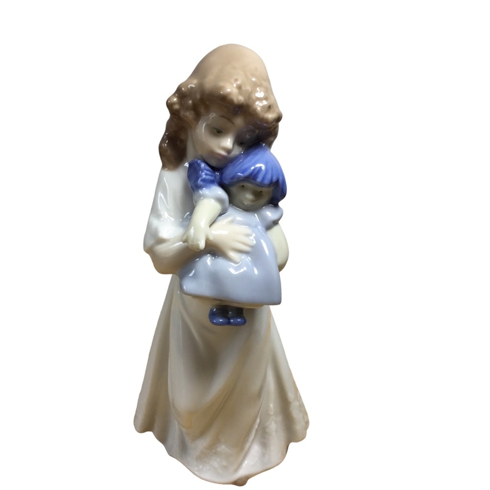 NAO LLADRO Porcelain Figurine #1107 "WE'RE SLEEPY" Girl with Doll Retired MINT